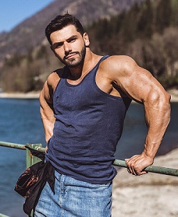 Ein muskulöser und attraktiver Mann symbolisiert ein erfolgsorientiertes Growth-Mindset